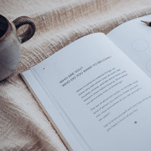 Naložite sliko v pregledovalnik galerije, Dnevnik z zlatim napisom